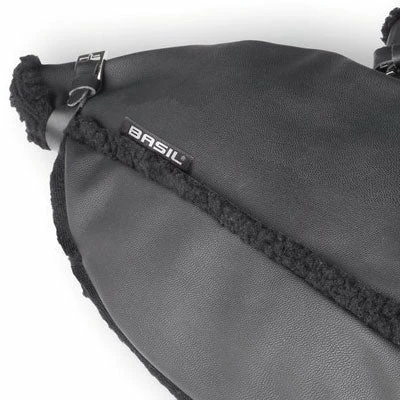 Manchons Basil Noirs En Cuir Végétal Sur Guidon Vélo 5 Manchons Basil Noirs En Cuir Végétal Sur Guidon Vélo – Image 5